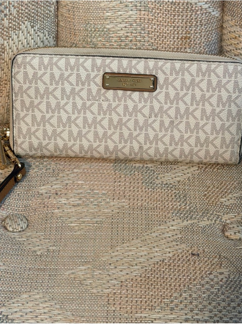 Michael Kors Cream/Beige Signature Continental Zip Wallet with Wristlet